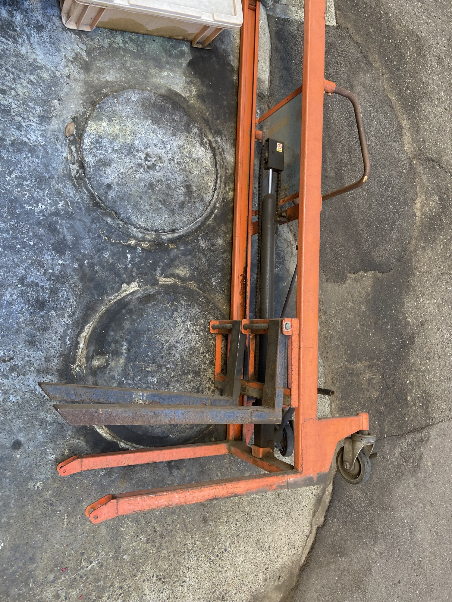 ハンドリフター（ハンドフォーク）のタイヤを交換する。 – 川崎の  